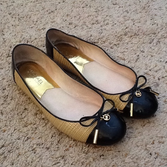 Michael Kors Shoes - MICHAEL KORS WEAVED PATENT BALLET FLATS w/ BOW
